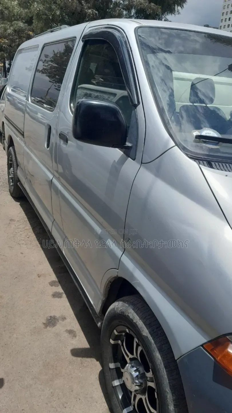 Toyota HiAce 2002 Silver