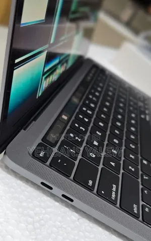 New Laptop Apple MacBook Pro 2022 M2 8GB Apple M2 SSD 256GB