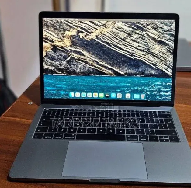 New Laptop Apple MacBook Pro 2017 8GB Intel Core i5 SSD 256GB