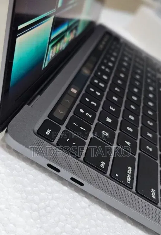 New Laptop Apple MacBook Pro 2022 M2 16GB Apple M2 SSD 256GB