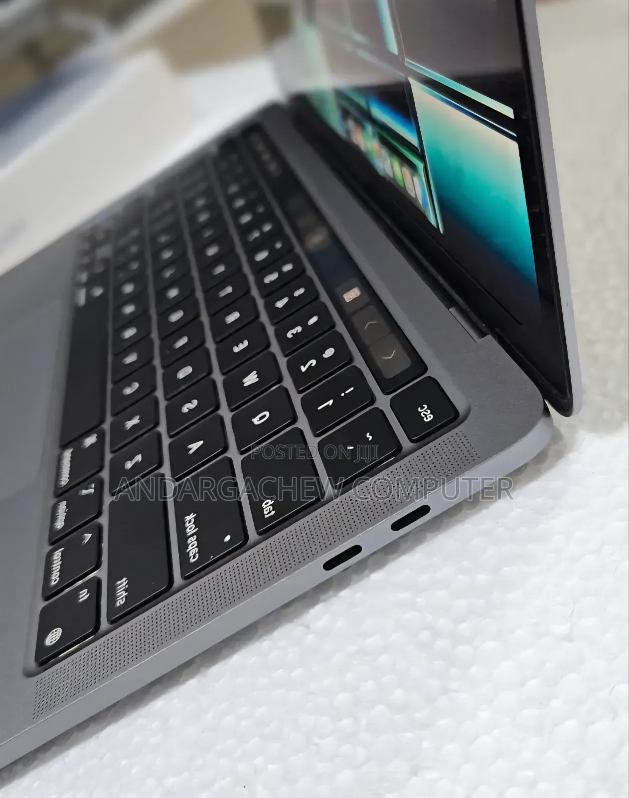 New Laptop Apple MacBook Pro 2022 M2 8GB Apple M5 Max SSD 256GB