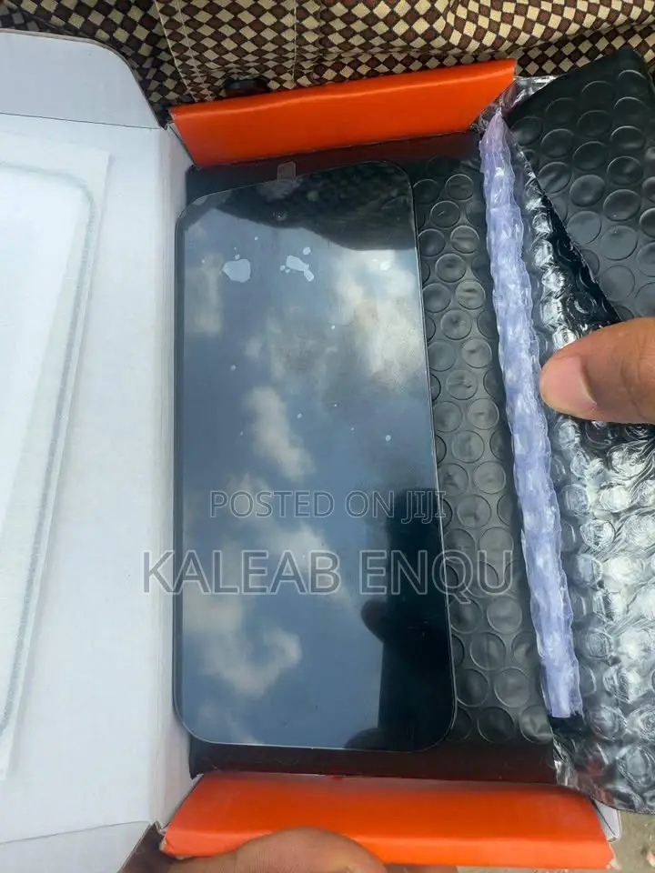 iPhone 16 Screen