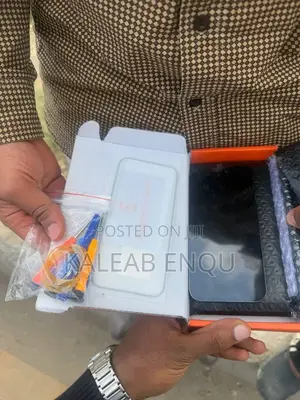 iPhone 16 Screen