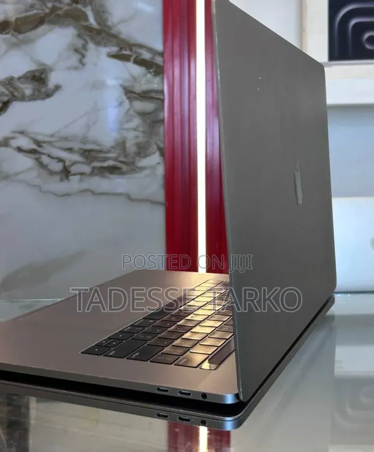 New Laptop Apple MacBook Pro 2018 16GB Intel Core i7 SSD 512GB