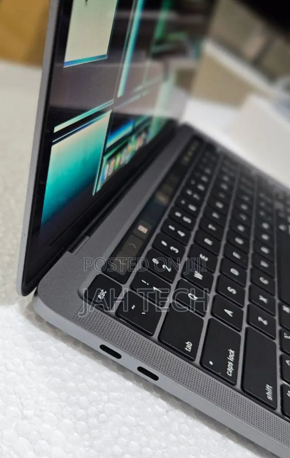 New Laptop Apple MacBook Pro 2023 M2 8GB Apple M2 SSD 256GB
