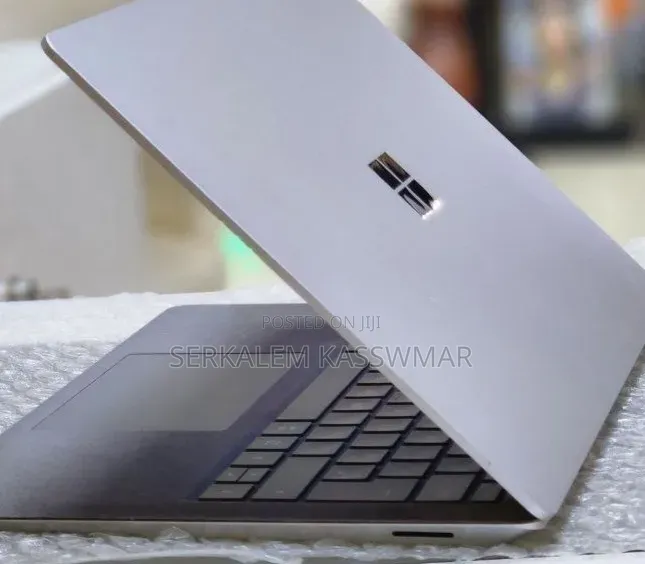 New Laptop Microsoft Surface 8GB Intel Core i5 SSD 512GB