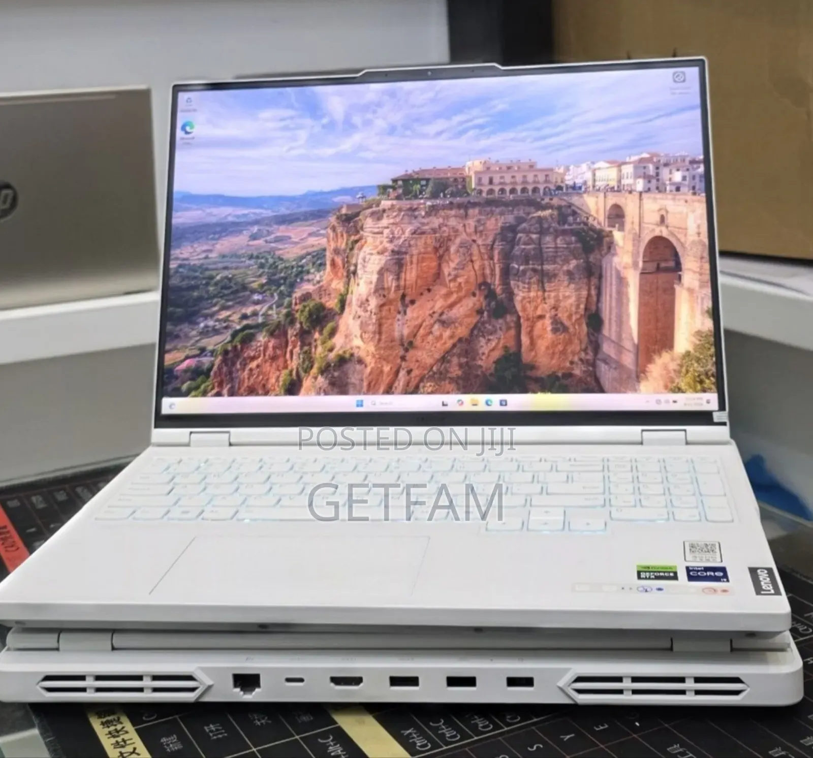 New Laptop Lenovo G700 16GB Intel Core i9 SSD 1T