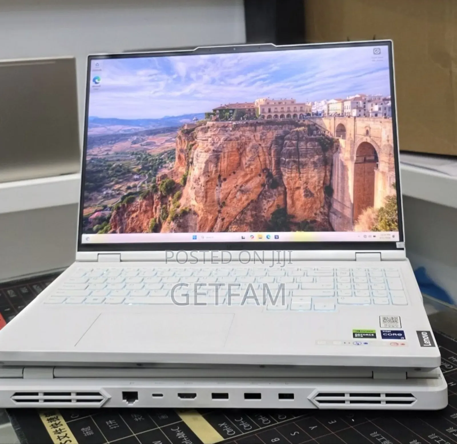New Laptop Lenovo G700 16GB Intel Core i9 SSD 1T