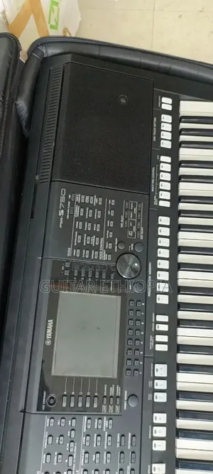 Keyboard Yamaha PSR S750