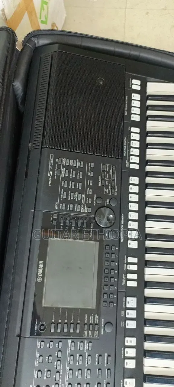 Keyboard Yamaha PSR S750