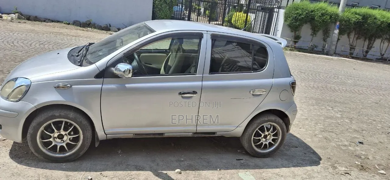 Toyota Vitz 2004 Silver