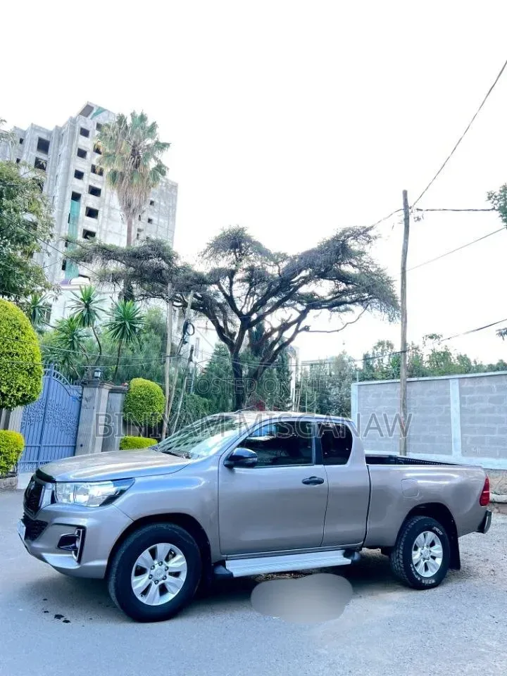 Toyota Hilux 2020 Gray