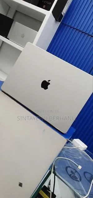 New Laptop Apple MacBook Pro M1 16GB Apple M1 Pro SSD 512GB