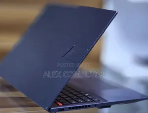 New Laptop Asus ZenBook 13 UX331UN 16GB Intel Core i7 SSD 512GB