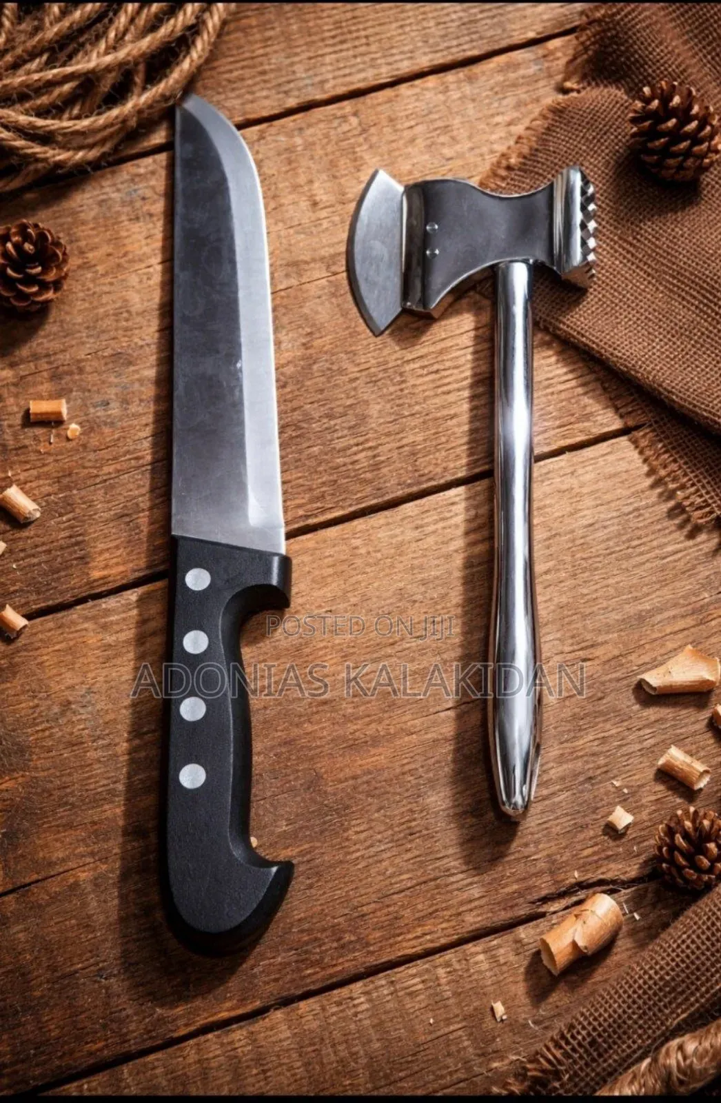 ቢላ እና መከትከቻ ከጠንካራ ብረት የተሰሩ።