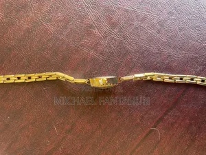 Elegant Women's Gold-Tone Watch (Brand New Condition)