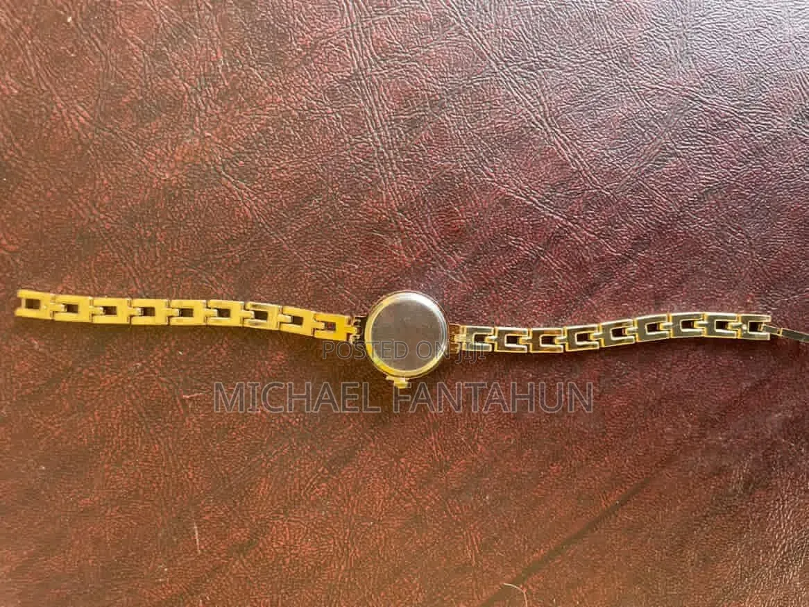 Elegant Women's Gold-Tone Watch (Brand New Condition)