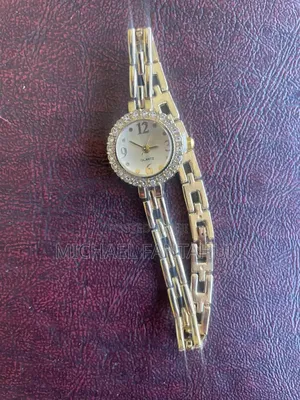 Elegant Women's Gold-Tone Watch (Brand New Condition)
