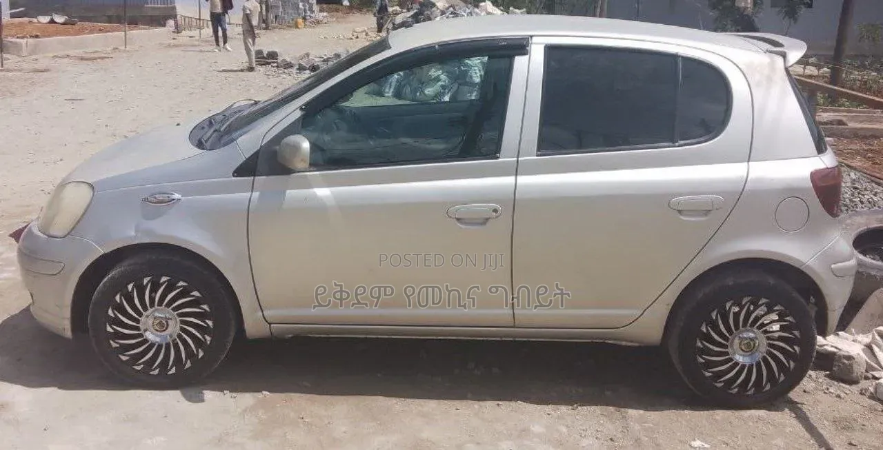 Toyota Vitz 2002 Silver