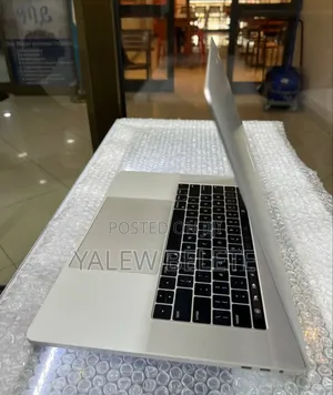 New Laptop Apple MacBook Pro 2018 16GB Intel Core i7 SSD 256GB