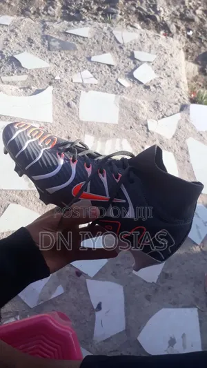 Cleats (Football Boots, ታኬታ)