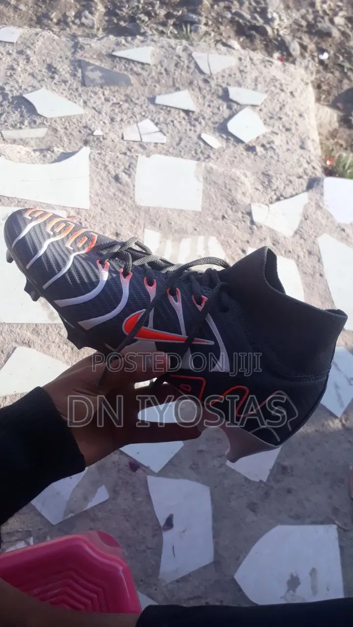 Cleats (Football Boots, ታኬታ)