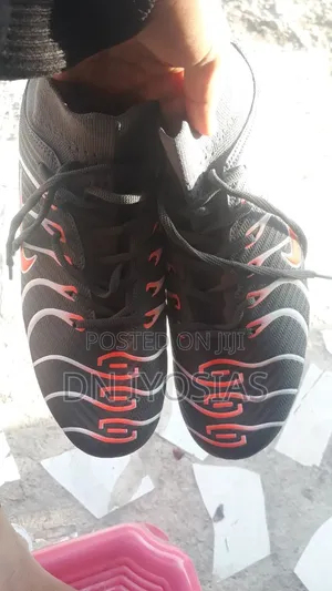 Cleats (Football Boots, ታኬታ)