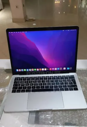 New Laptop Apple MacBook Pro 2017 8GB Intel Core i5 SSD 256GB