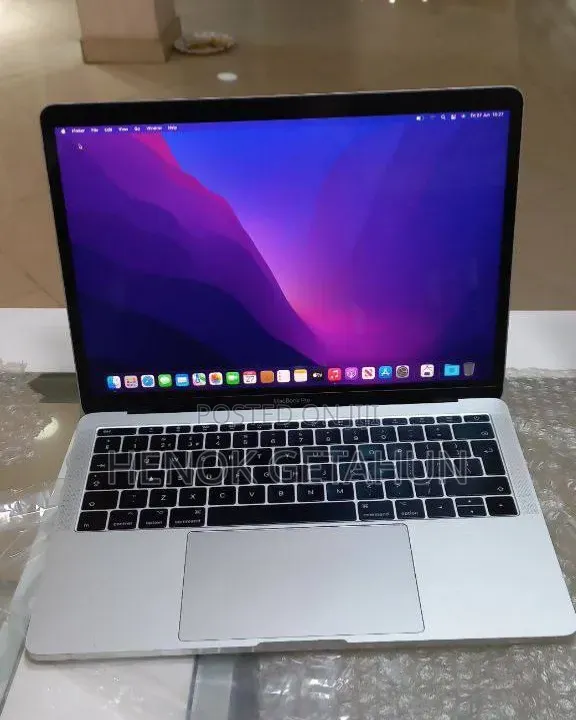 New Laptop Apple MacBook Pro 2017 8GB Intel Core i5 SSD 256GB