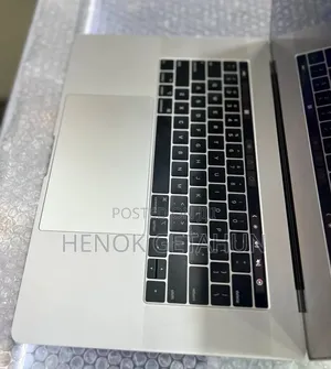 New Laptop Apple MacBook Pro 2018 16GB Intel Core i7 SSD 256GB