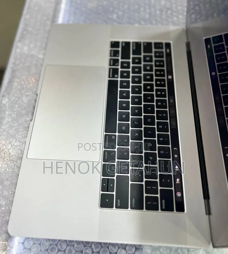 New Laptop Apple MacBook Pro 2018 16GB Intel Core i7 SSD 256GB