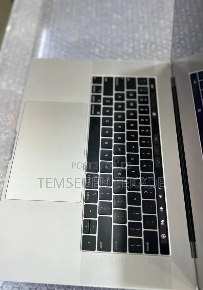 New Laptop Apple MacBook Pro 2018 16GB Intel Core i7 SSD 256GB