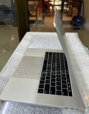 New Laptop Apple MacBook Pro 2018 16GB Intel Core i7 SSD 256GB