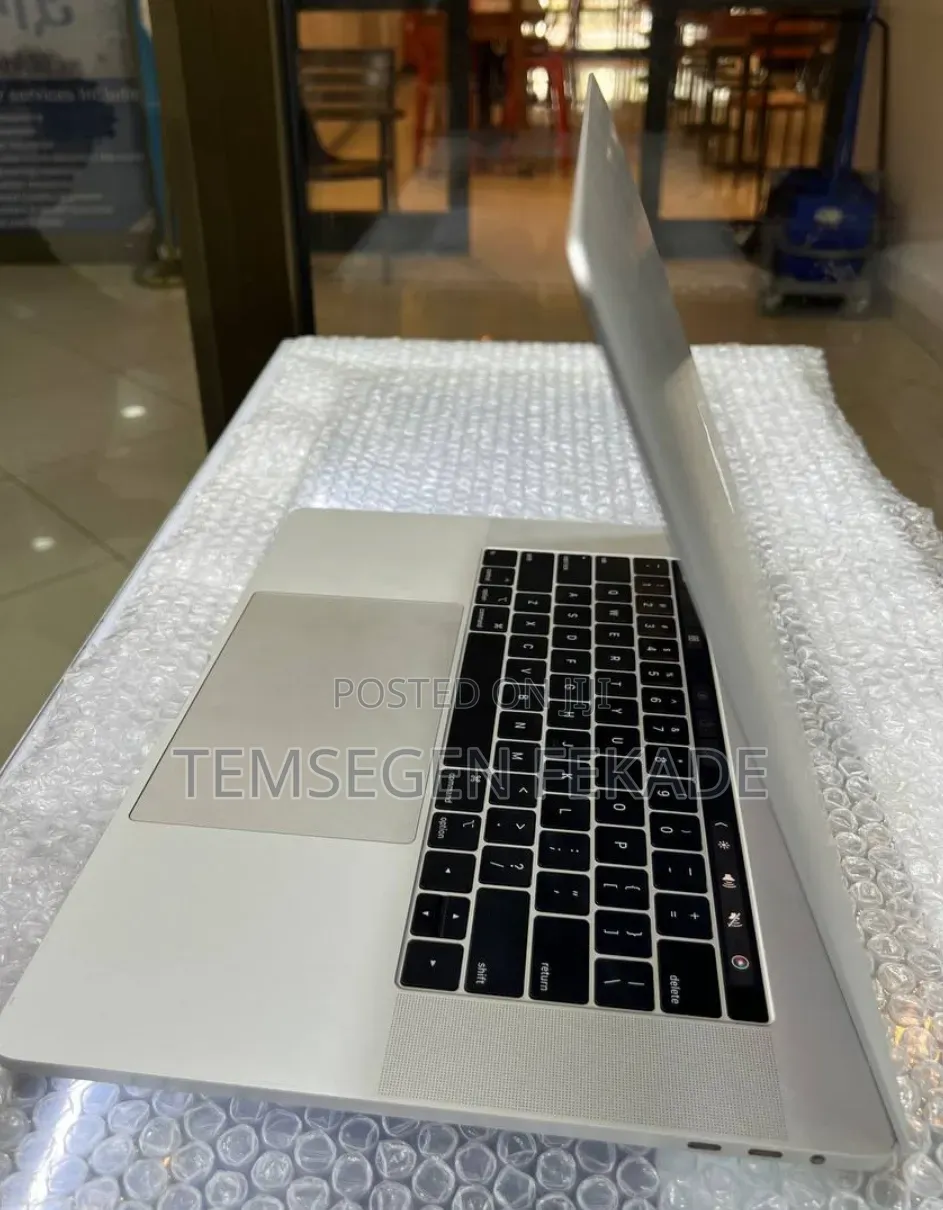 New Laptop Apple MacBook Pro 2018 16GB Intel Core i7 SSD 256GB