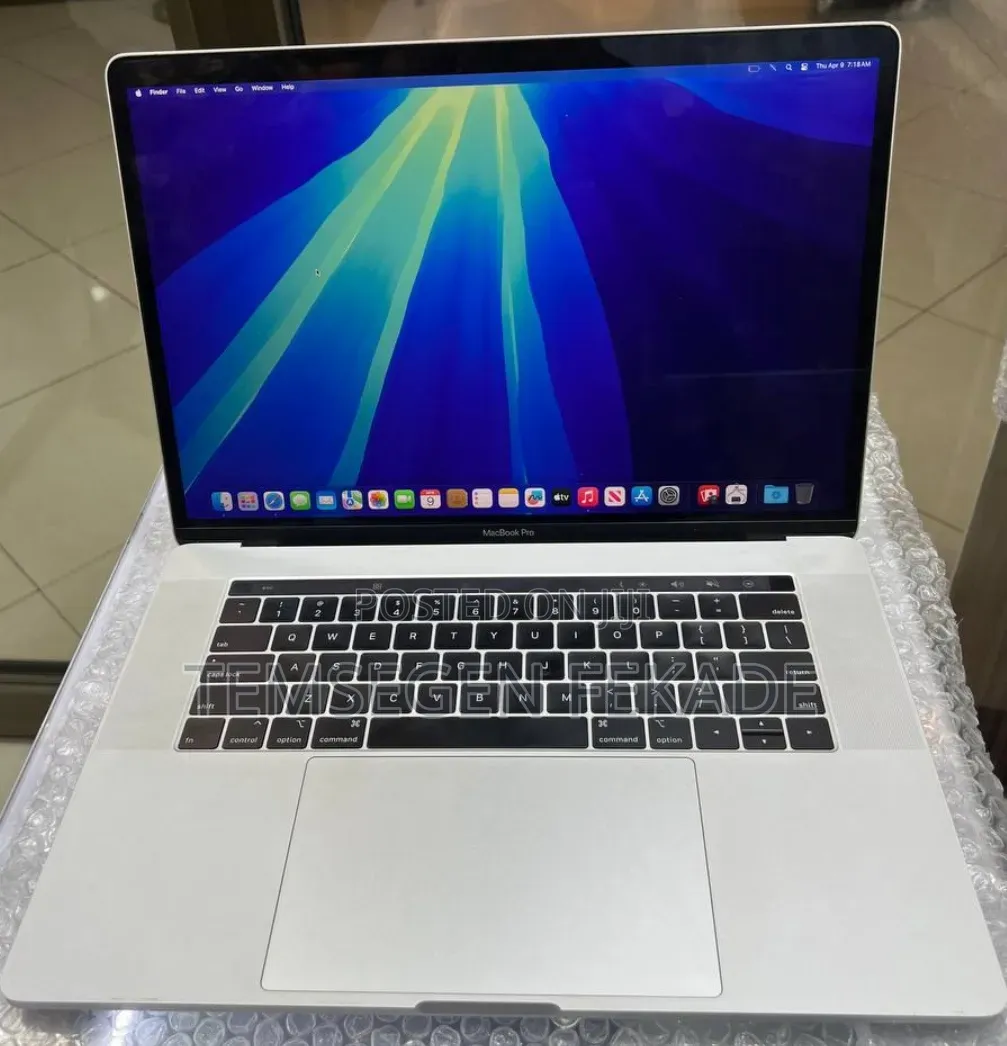 New Laptop Apple MacBook Pro 2018 16GB Intel Core i7 SSD 256GB