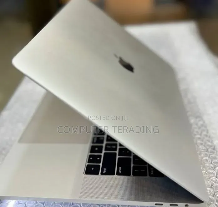 New Laptop Apple MacBook 2018 16GB Intel Core i7 SSD 256GB
