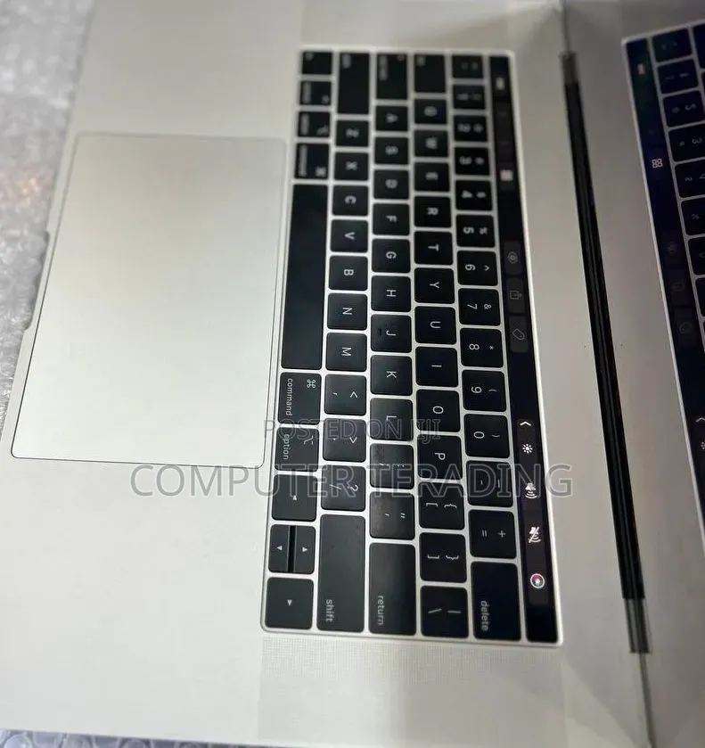 New Laptop Apple MacBook 2018 16GB Intel Core i7 SSD 256GB