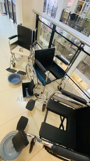 Wheelchair የሽንት ቤት መቀመጫያለው ዊልቸር