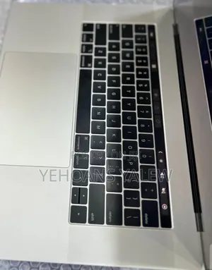 New Laptop Apple MacBook Pro 2018 16GB Intel Core i7 SSD 256GB