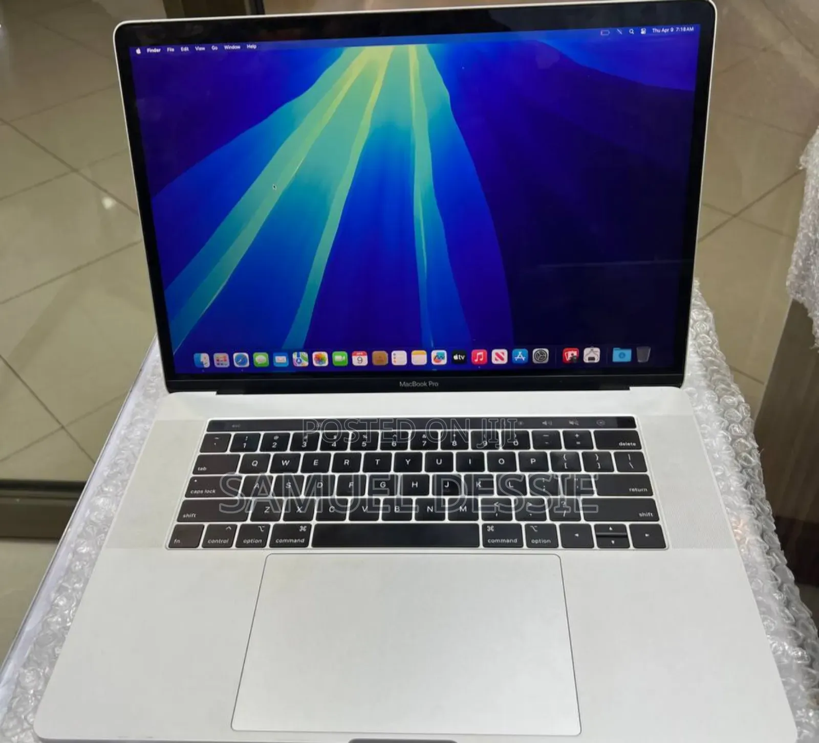 New Laptop Apple MacBook Pro 2018 16GB Intel Core i7 SSD 256GB