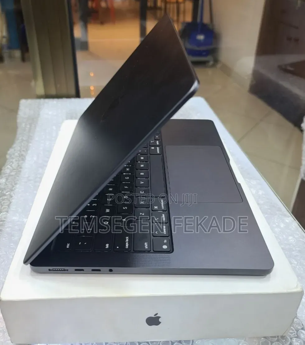New Apple MacBook Pro 2025 M5 14-inch 16GB Apple M5 Pro SSD 512GB