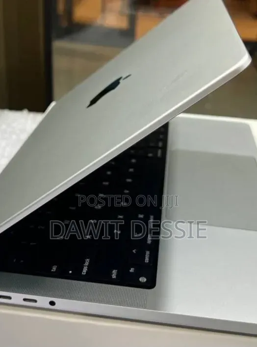 New Laptop Apple MacBook Air 2024 M3 15-inch 24GB Apple M3 SSD 512GB
