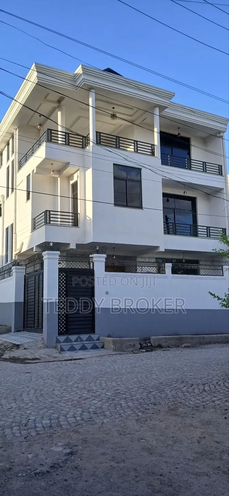 11bdrm House in Lafto for sale
