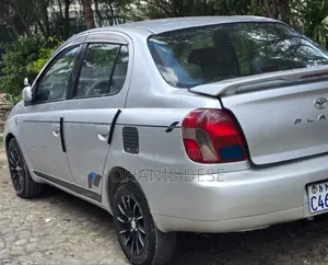 Toyota Platz 2001 Silver