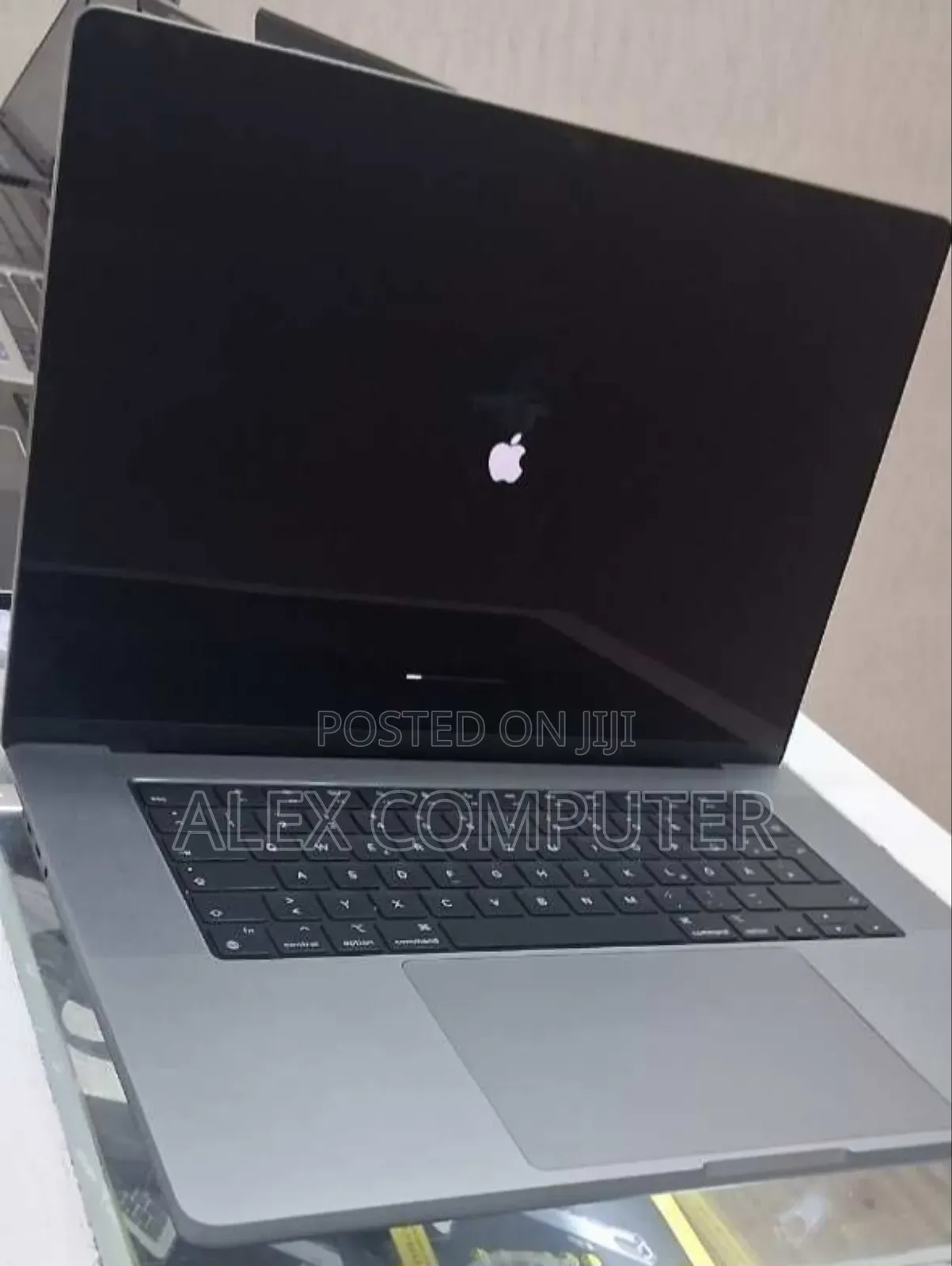 New Laptop Apple MacBook Pro M1 16GB Apple M1 Pro SSD 512GB