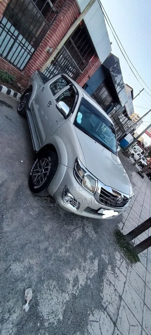Toyota Hilux 2015 Gold