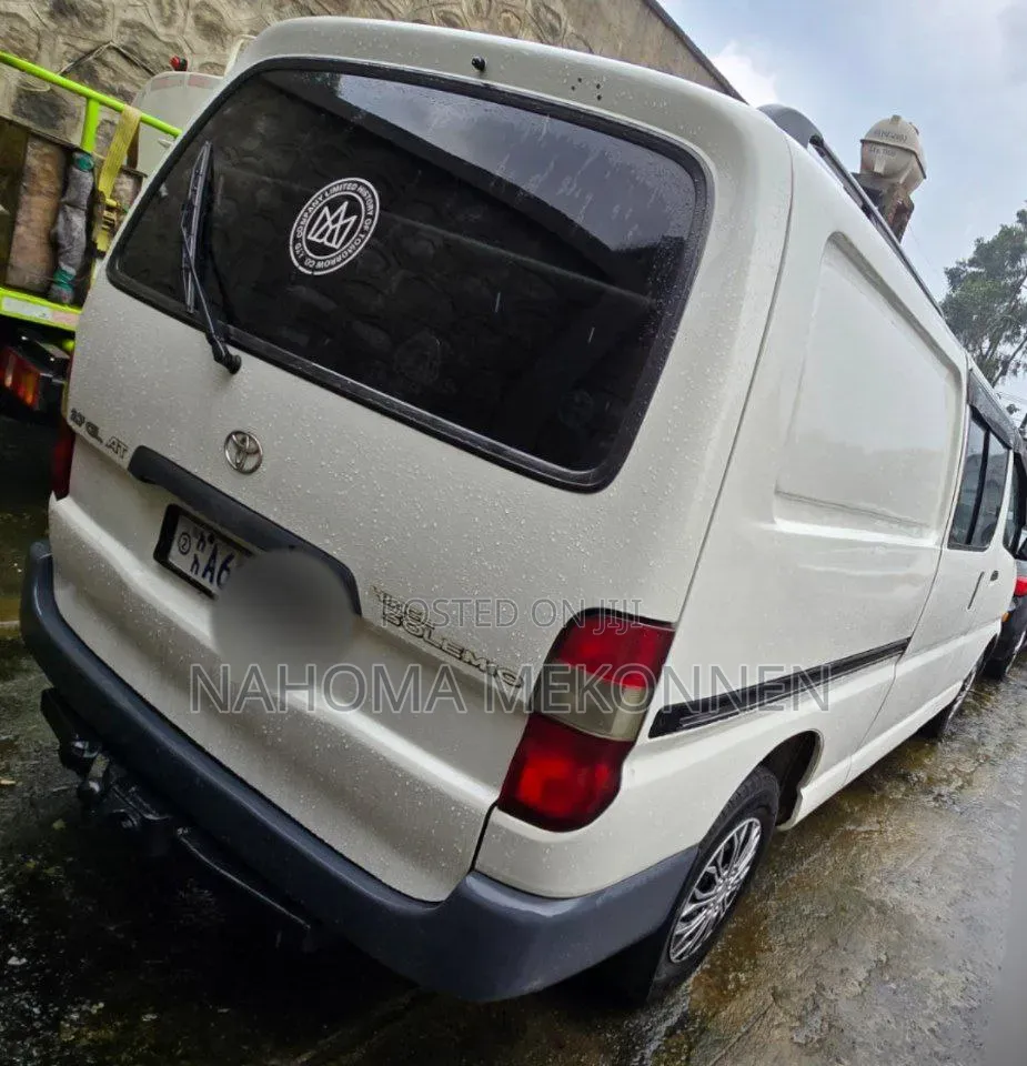 Toyota HiAce 2001 White