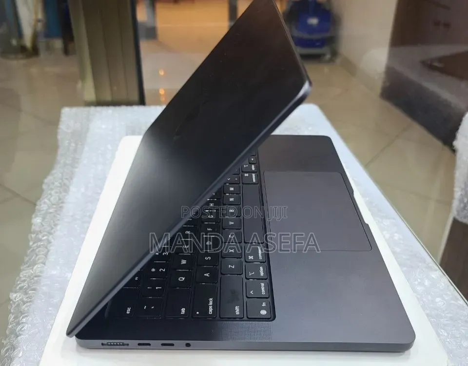 New Laptop Apple MacBook Pro 16GB Apple M5 SSD 512GB