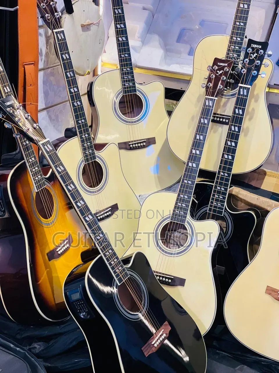 Guitar Yamaha F6000