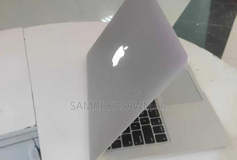 New Laptop Apple MacBook 2015 4GB Intel Core i5 SSD 256GB